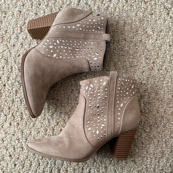 Jennifer Lopez Studded Taupe Suede Ankle Boots - Women’s 8.5 - Picture 9 of 15